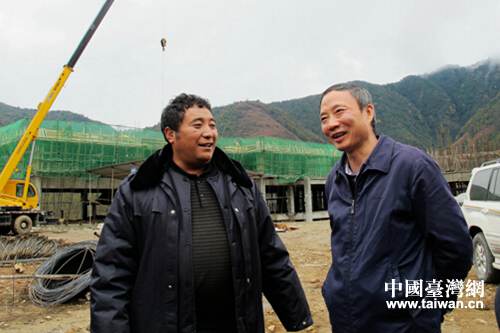 四川省臺辦主任周敏謙(右)與瀘定縣得妥鄉(xiāng)發(fā)旺村主任交談幫扶工作 四川省臺辦主任周敏謙(右)與瀘定縣得妥鄉(xiāng)發(fā)旺村主任交談幫扶工作