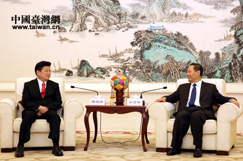 廣西壯族自治區(qū)黨委書記彭清華(右)在南寧會見臺灣花蓮縣縣長傅崐萁 廣西壯族自治區(qū)黨委書記彭清華(右)在南寧會見臺灣花蓮縣縣長傅崐萁