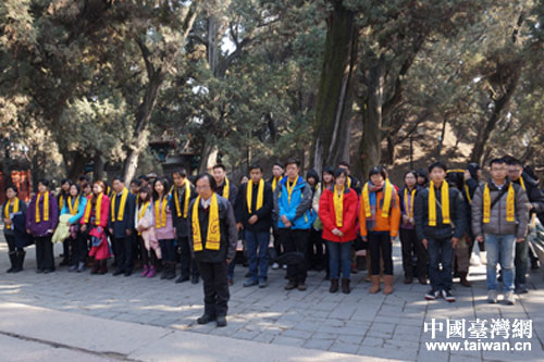 參訪團(tuán)一行全體人員行施拜禮 參訪團(tuán)一行全體人員行施拜禮