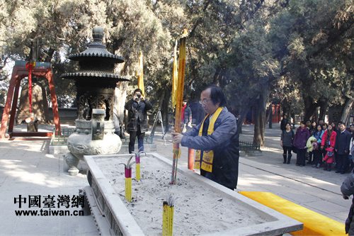 臺(tái)灣義守大學(xué)教授李長(zhǎng)殷凈手上香 臺(tái)灣義守大學(xué)教授李長(zhǎng)殷凈手上香