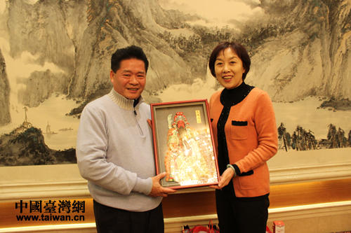 天津市臺辦主任周克麗向臺灣媽祖聯(lián)誼會會長鄭銘坤贈送紀(jì)念品 天津市臺辦主任周克麗向臺灣媽祖聯(lián)誼會會長鄭銘坤贈送紀(jì)念品