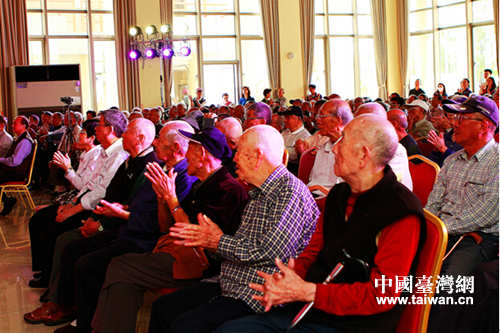 老人們聚精會(huì)神觀看演出現(xiàn)場(chǎng) 老人們聚精會(huì)神觀看演出現(xiàn)場(chǎng)