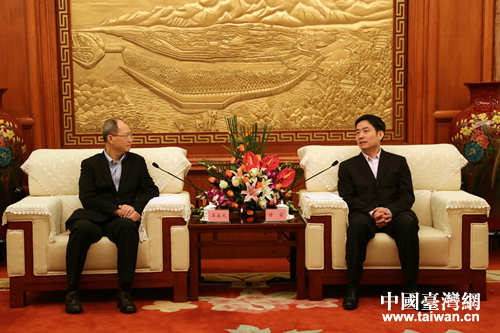 四川省副省長甘霖(右)會(huì)見臺(tái)泥集團(tuán)董事長辜成允(左) 四川省副省長甘霖(右)會(huì)見臺(tái)泥集團(tuán)董事長辜成允(左)