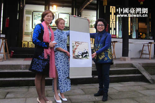 “李白詩意繡”繡娘向臺灣花蓮縣婦女會參訪團贈送熊貓繡品 “李白詩意繡”繡娘向臺灣花蓮縣婦女會參訪團贈送熊貓繡品