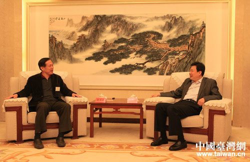 青島市委書記李群會(huì)見臺(tái)灣商業(yè)總會(huì)理事長(zhǎng)賴正鎰 青島市委書記李群會(huì)見臺(tái)灣商業(yè)總會(huì)理事長(zhǎng)賴正鎰