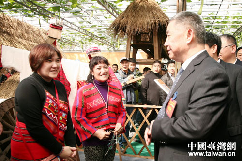 山東省副省長(zhǎng)趙潤(rùn)田與參加第四屆臺(tái)灣農(nóng)產(chǎn)品精品展示展銷會(huì)的臺(tái)灣展商親切交談 山東省副省長(zhǎng)趙潤(rùn)田與參加第四屆臺(tái)灣農(nóng)產(chǎn)品精品展示展銷會(huì)的臺(tái)灣展商親切交談