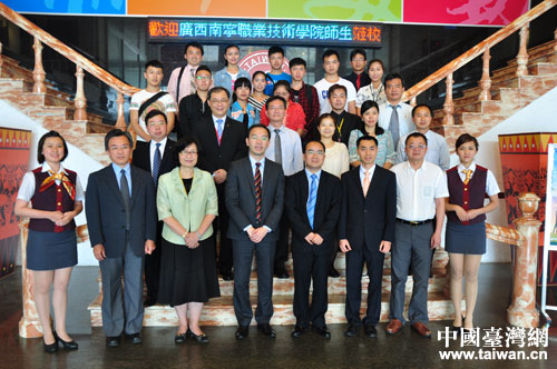 南寧職業(yè)技術(shù)學(xué)院交流團與臺灣觀光學(xué)院領(lǐng)導(dǎo)合影 南寧職業(yè)技術(shù)學(xué)院交流團與臺灣觀光學(xué)院領(lǐng)導(dǎo)合影