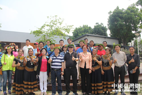 北京旅游文化交流團(tuán)與臺灣少數(shù)民族合影 北京旅游文化交流團(tuán)與臺灣少數(shù)民族合影