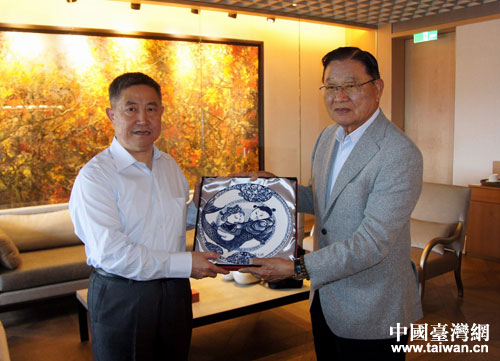 江丙坤會(huì)長與趙潤田副省長(左) 江丙坤會(huì)長與趙潤田副省長(左)