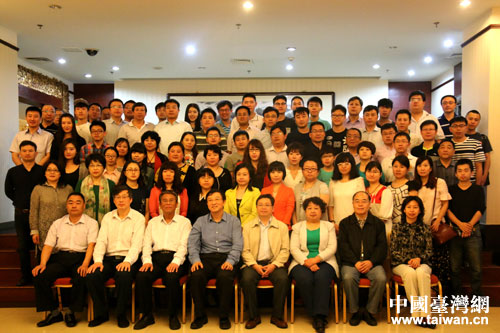 京津冀臺(tái)聯(lián)領(lǐng)導(dǎo)與臺(tái)籍中青年培訓(xùn)班學(xué)員在一起合影 京津冀臺(tái)聯(lián)領(lǐng)導(dǎo)與臺(tái)籍中青年培訓(xùn)班學(xué)員在一起合影