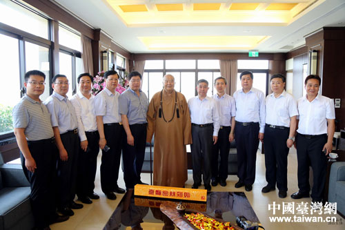 星云大師與山東省農(nóng)業(yè)經(jīng)濟交流團成員合影 星云大師與山東省農(nóng)業(yè)經(jīng)濟交流團成員合影