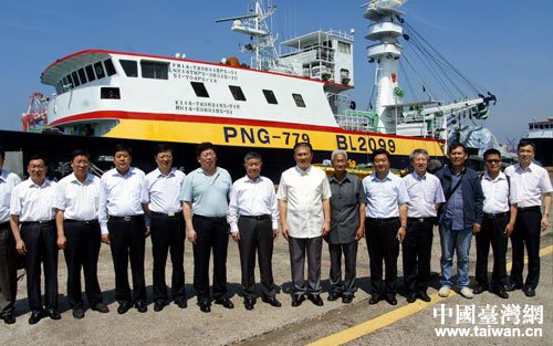 圖:交流團(tuán)考察高雄前鎮(zhèn)漁港 圖:交流團(tuán)考察高雄前鎮(zhèn)漁港