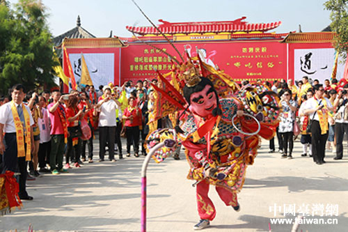 來(lái)自臺(tái)灣的信眾在重修落成典禮上表演慶祝 來(lái)自臺(tái)灣的信眾在重修落成典禮上表演慶祝