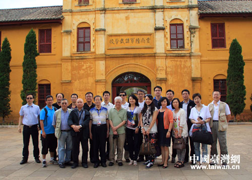 采訪團(tuán)在講武堂合影留念 采訪團(tuán)在講武堂合影留念