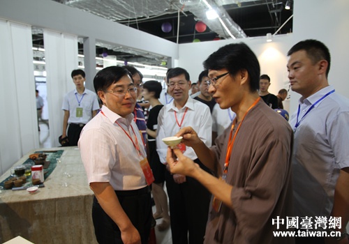 臺灣陶藝師向貴賓展示會發(fā)聲的杯子 臺灣陶藝師向貴賓展示會發(fā)聲的杯子