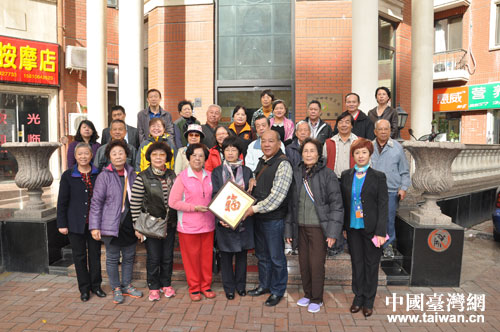 參訪團(tuán)在淸芷園小區(qū)參觀 參訪團(tuán)在淸芷園小區(qū)參觀