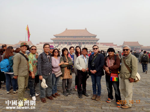 臺灣少數(shù)民族文創(chuàng)參訪團以故宮內(nèi)太和殿為背景留影 臺灣少數(shù)民族文創(chuàng)參訪團以故宮內(nèi)太和殿為背景留影