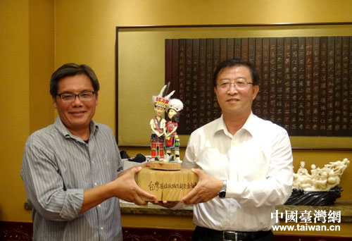 市臺聯(lián)黨組書記王蘭棟與臺灣原住民文創(chuàng)交流協(xié)會理事長陳莊金蒼互贈禮品 市臺聯(lián)黨組書記王蘭棟與臺灣原住民文創(chuàng)交流協(xié)會理事長陳莊金蒼互贈禮品