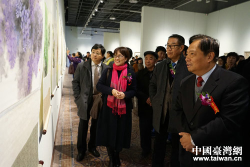 劉蓉鶯向來(lái)賓介紹畫(huà)作 劉蓉鶯向來(lái)賓介紹畫(huà)作