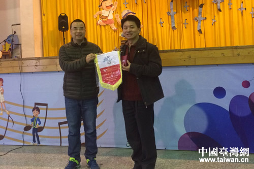 中心參訪(fǎng)團(tuán)代表俞老師與漳和小學(xué)范校長(zhǎng)互贈(zèng)交流禮物并合影 中心參訪(fǎng)團(tuán)代表俞老師與漳和小學(xué)范校長(zhǎng)互贈(zèng)交流禮物并合影
