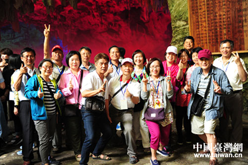 臺(tái)灣宜蘭縣少數(shù)民族參訪團(tuán)嘉賓爭相與武鳴縣伊嶺巖風(fēng)景區(qū)的美景合照留念 臺(tái)灣宜蘭縣少數(shù)民族參訪團(tuán)嘉賓爭相與武鳴縣伊嶺巖風(fēng)景區(qū)的美景合照留念