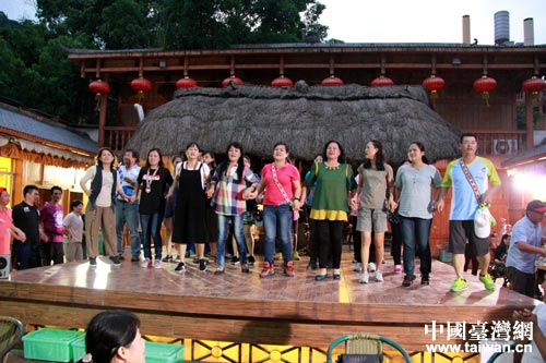 臺灣少數(shù)民族代表團與村民共唱《阿里山的姑娘》 臺灣少數(shù)民族代表團與村民共唱《阿里山的姑娘》