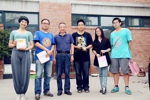 四川省臺(tái)辦主任周敏謙(左三)為臺(tái)灣學(xué)子頒發(fā)趣味游戲獎(jiǎng)品 四川省臺(tái)辦主任周敏謙(左三)為臺(tái)灣學(xué)子頒發(fā)趣味游戲獎(jiǎng)品