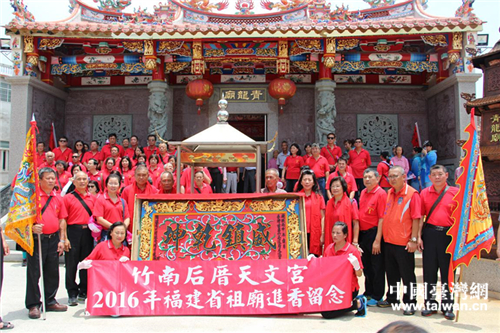 交流團(tuán)在南埔鎮(zhèn)青龍廟合影 交流團(tuán)在南埔鎮(zhèn)青龍廟合影