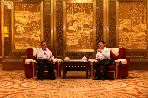 四川省副省長(zhǎng)楊興平(右)會(huì)見臺(tái)灣中國(guó)新聞學(xué)會(huì)名譽(yù)董事長(zhǎng)牟宗燦一行 四川省副省長(zhǎng)楊興平(右)會(huì)見臺(tái)灣中國(guó)新聞學(xué)會(huì)名譽(yù)董事長(zhǎng)牟宗燦一行