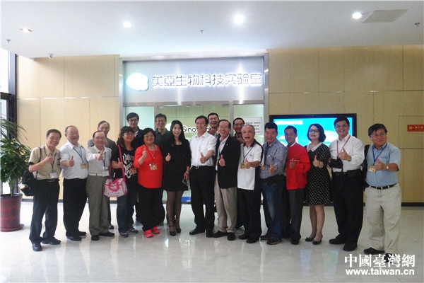 臺(tái)灣參訪團(tuán)與北京市臺(tái)聯(lián)領(lǐng)導(dǎo)以及美亞生物科技集團(tuán)領(lǐng)導(dǎo)合影 臺(tái)灣參訪團(tuán)與北京市臺(tái)聯(lián)領(lǐng)導(dǎo)以及美亞生物科技集團(tuán)領(lǐng)導(dǎo)合影