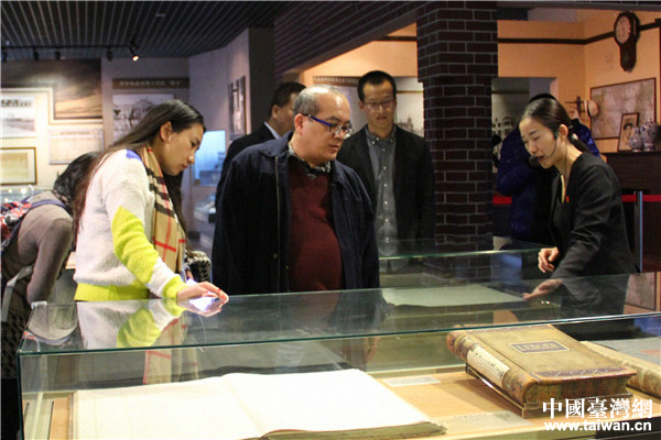 參訪團(tuán)嘉賓觀看開灤博物館內(nèi)展示的羊皮蒙面大賬本 參訪團(tuán)嘉賓觀看開灤博物館內(nèi)展示的羊皮蒙面大賬本