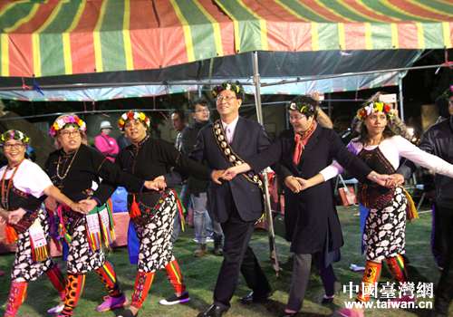 部落族人帶領(lǐng)賓客們跳起熱情歡快的舞蹈 部落族人帶領(lǐng)賓客們跳起熱情歡快的舞蹈