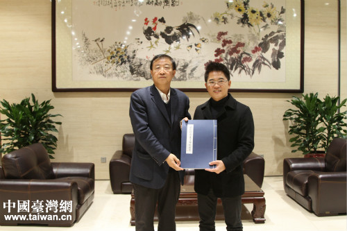 市臺聯(lián)黨組書記王蘭棟向臺東縣縣長黃健庭贈送臺灣進士碑帖 市臺聯(lián)黨組書記王蘭棟向臺東縣縣長黃健庭贈送臺灣進士碑帖