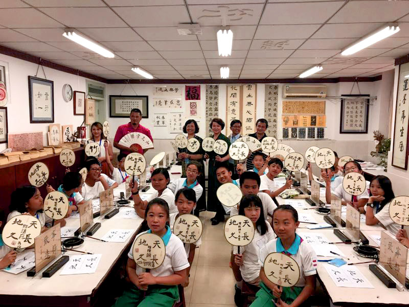 �_�|�h����С�W(xu��)�c����^(q��)��һС�W(xu��)������ͬչʾ������Ʒ