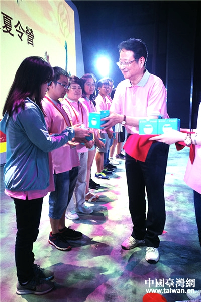 汪會長贈送生日禮物 汪會長贈送生日禮物