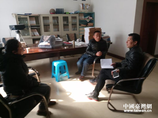 高郵市臺(tái)辦工作人員與金貴發(fā)大陸親屬進(jìn)行交談 高郵市臺(tái)辦工作人員與金貴發(fā)大陸親屬進(jìn)行交談