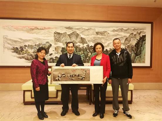 四川主辦方向臺灣臺東縣體育發(fā)展基金會贈送紀(jì)念品 四川主辦方向臺灣臺東縣體育發(fā)展基金會贈送紀(jì)念品