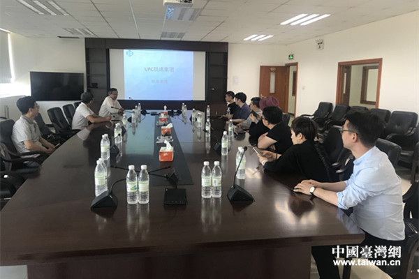 盤錦聯(lián)成化學(xué)總經(jīng)理耿興智為參訪團成員介紹企業(yè)及產(chǎn)品情況 盤錦聯(lián)成化學(xué)總經(jīng)理耿興智為參訪團成員介紹企業(yè)及產(chǎn)品情況