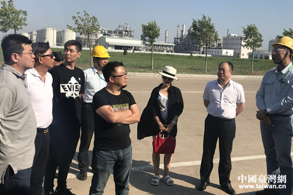 長春化工(盤錦)有限公司副總經(jīng)理葉仕文(右一)為參訪團成員介紹企業(yè)情況 長春化工(盤錦)有限公司副總經(jīng)理葉仕文(右一)為參訪團成員介紹企業(yè)情況