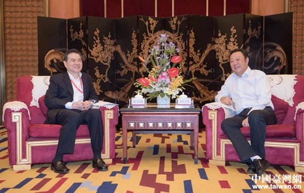 四川省委常委曲木史哈(右)會(huì)見(jiàn)臺(tái)灣工商團(tuán)體秘書(shū)長(zhǎng)聯(lián)誼會(huì)會(huì)長(zhǎng)陳瑞隆 四川省委常委曲木史哈(右)會(huì)見(jiàn)臺(tái)灣工商團(tuán)體秘書(shū)長(zhǎng)聯(lián)誼會(huì)會(huì)長(zhǎng)陳瑞隆