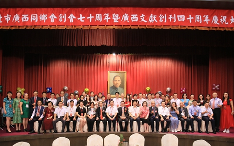 �Ļ�ͬ���}���ɰ�һ���H�����V���R���Ѕ��L�F���_�_չ�Ļ�����