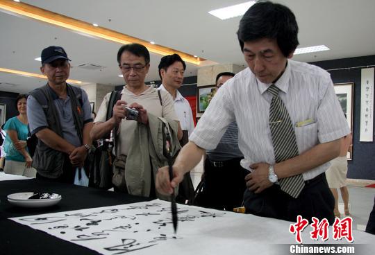 來自香港的書法家在交流展上創(chuàng)作 來自香港的書法家在交流展上創(chuàng)作