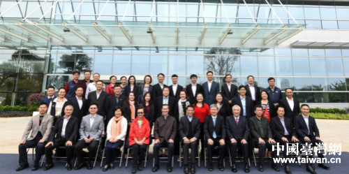 侯振富(左三)與蕭萬長(左六)和臺資企業(yè)員工代表合影 侯振富(左三)與蕭萬長(左六)和臺資企業(yè)員工代表合影