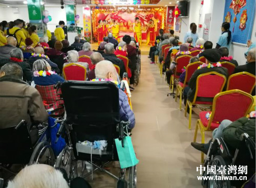 安婕妤企業(yè)員工為老人們表演節(jié)目 安婕妤企業(yè)員工為老人們表演節(jié)目