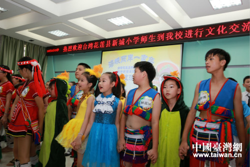 兩校小學(xué)生手牽手同唱臺灣民謠 兩校小學(xué)生手牽手同唱臺灣民謠