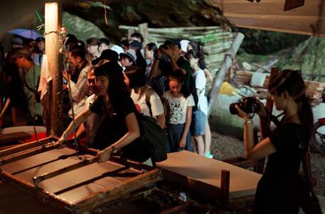 臺灣學生體驗“抄紙”工藝 臺灣學生體驗“抄紙”工藝