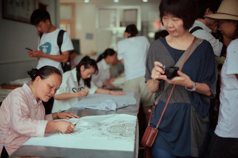 師生們參觀蠟染刻畫工作坊 師生們參觀蠟染刻畫工作坊