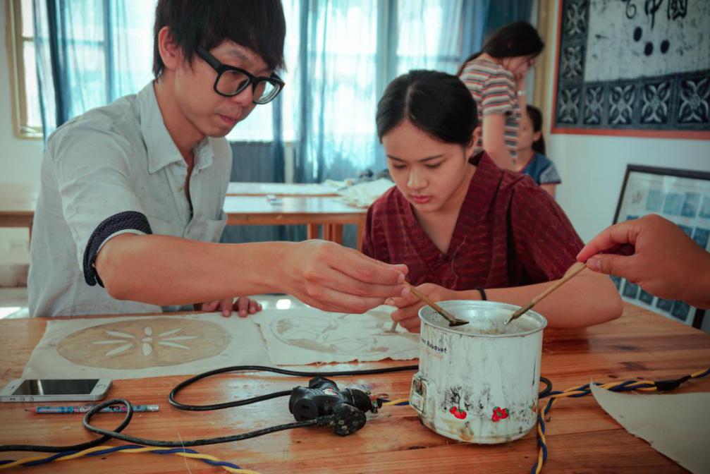 臺灣老師和學生專心描畫中 臺灣老師和學生專心描畫中