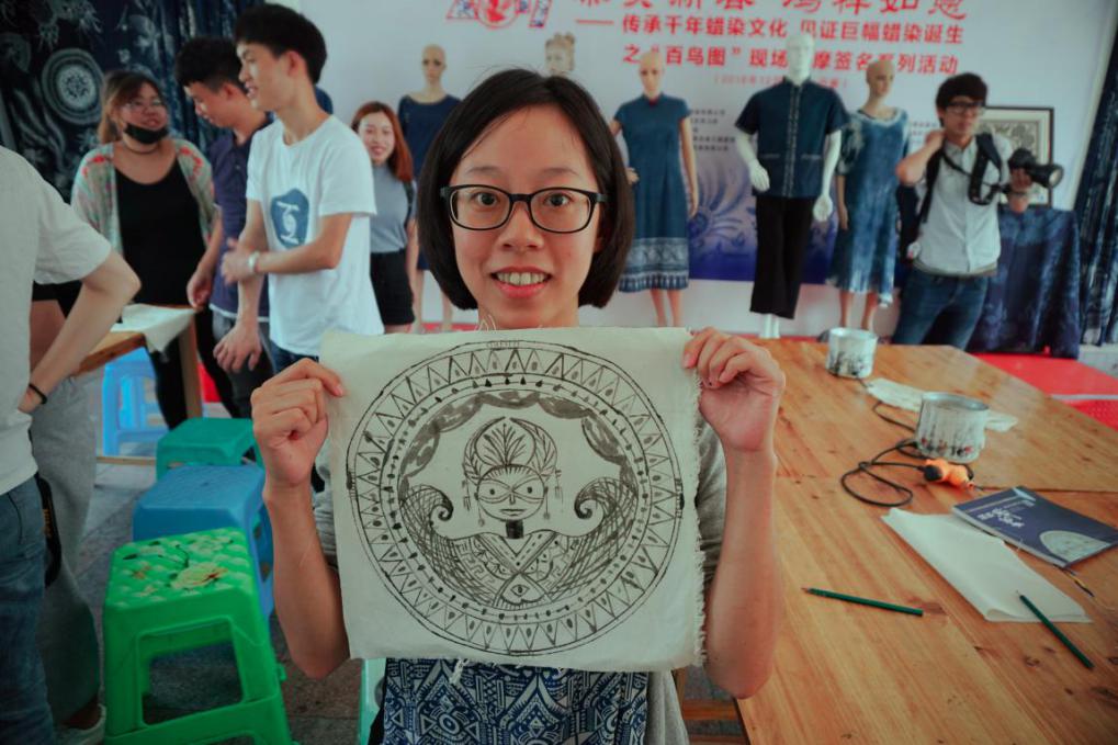 臺灣學生展示蠟染刻畫成果 臺灣學生展示蠟染刻畫成果