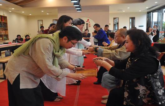 參訪團一行表演茶道——敬茶。 參訪團一行表演茶道——敬茶。